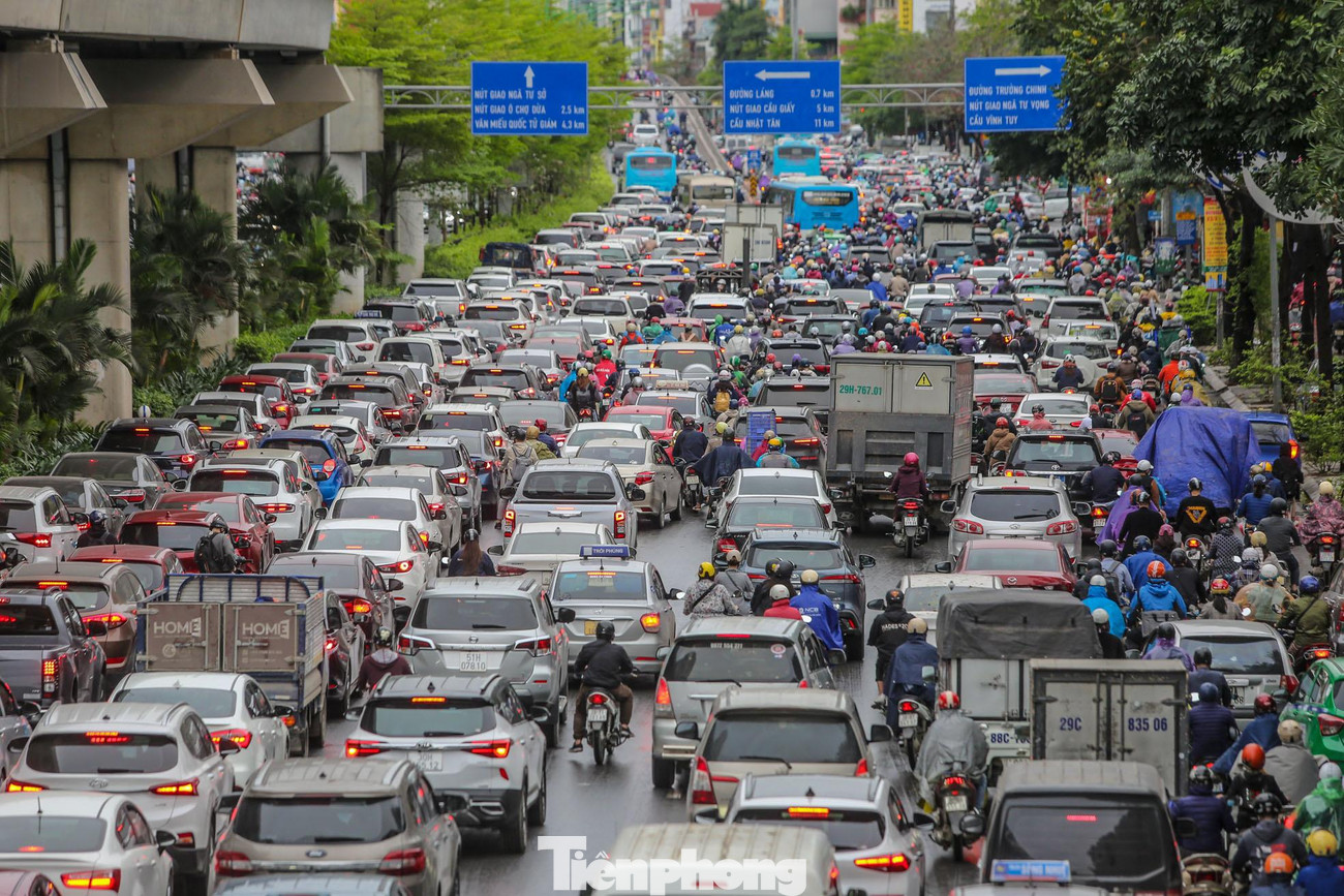 Người tham gia giao thông vật lộn với các tuyến phố nghẹt xe, ùn ứ.