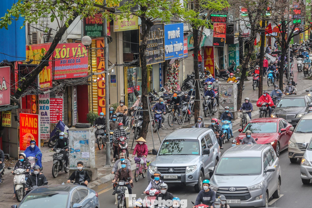 Dòng phương tiện đi trên vỉa hè.