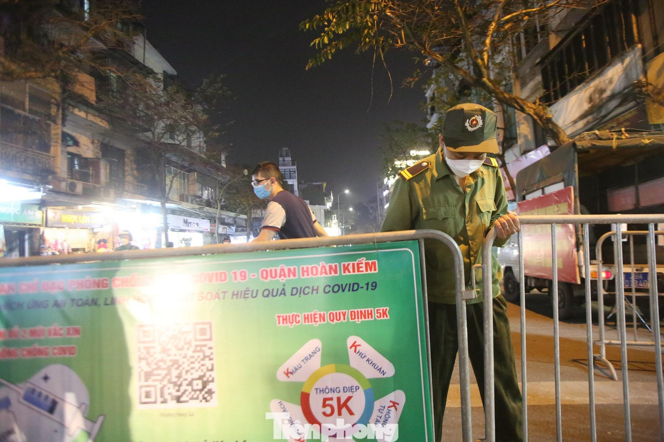 Lực lượng chức năng tiến hành dựng hàng rào ngăn các phương tiện vào không gian phố đi bộ. Lực lượng chức năng tiến hành dựng hàng rào ngăn các phương tiện vào không gian phố đi bộ.