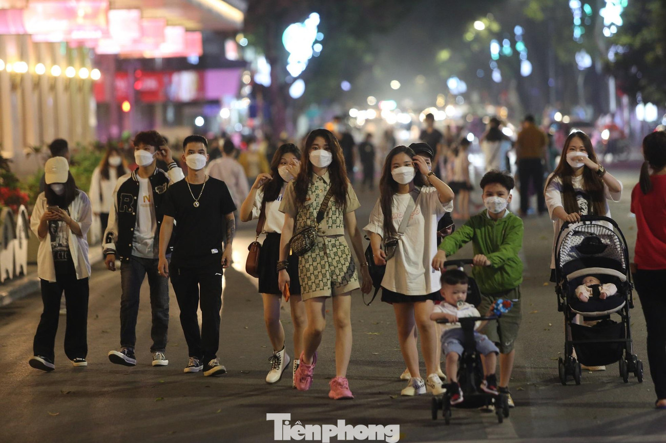 Phố đi bộ tấp nập trong ngày đầu mở cửa trở lại Phố đi bộ tấp nập trong ngày đầu mở cửa trở lại