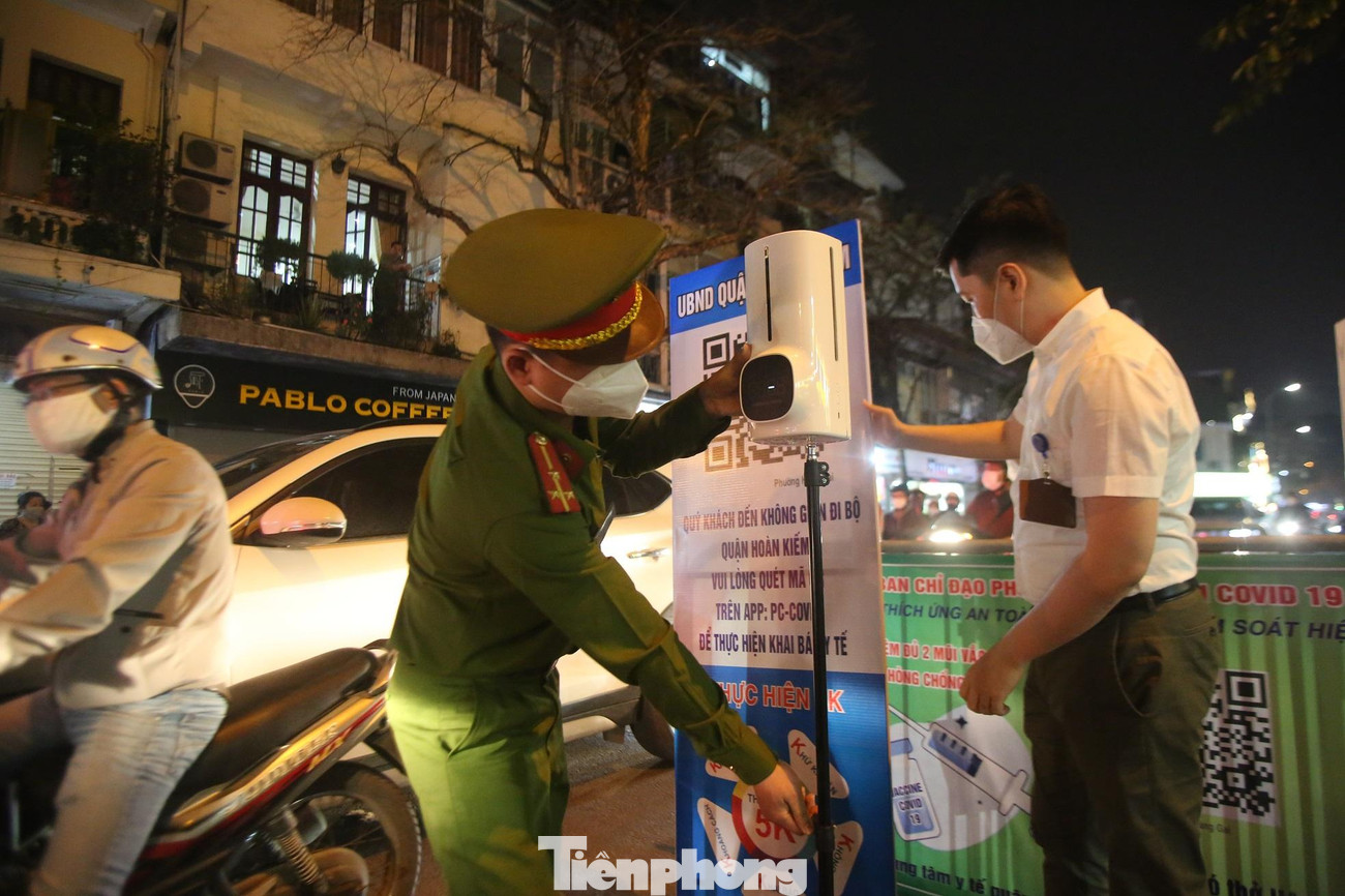 Máy đo thân nhiệt tự động được bố trí tại các chốt trực. Máy đo thân nhiệt tự động được bố trí tại các chốt trực.