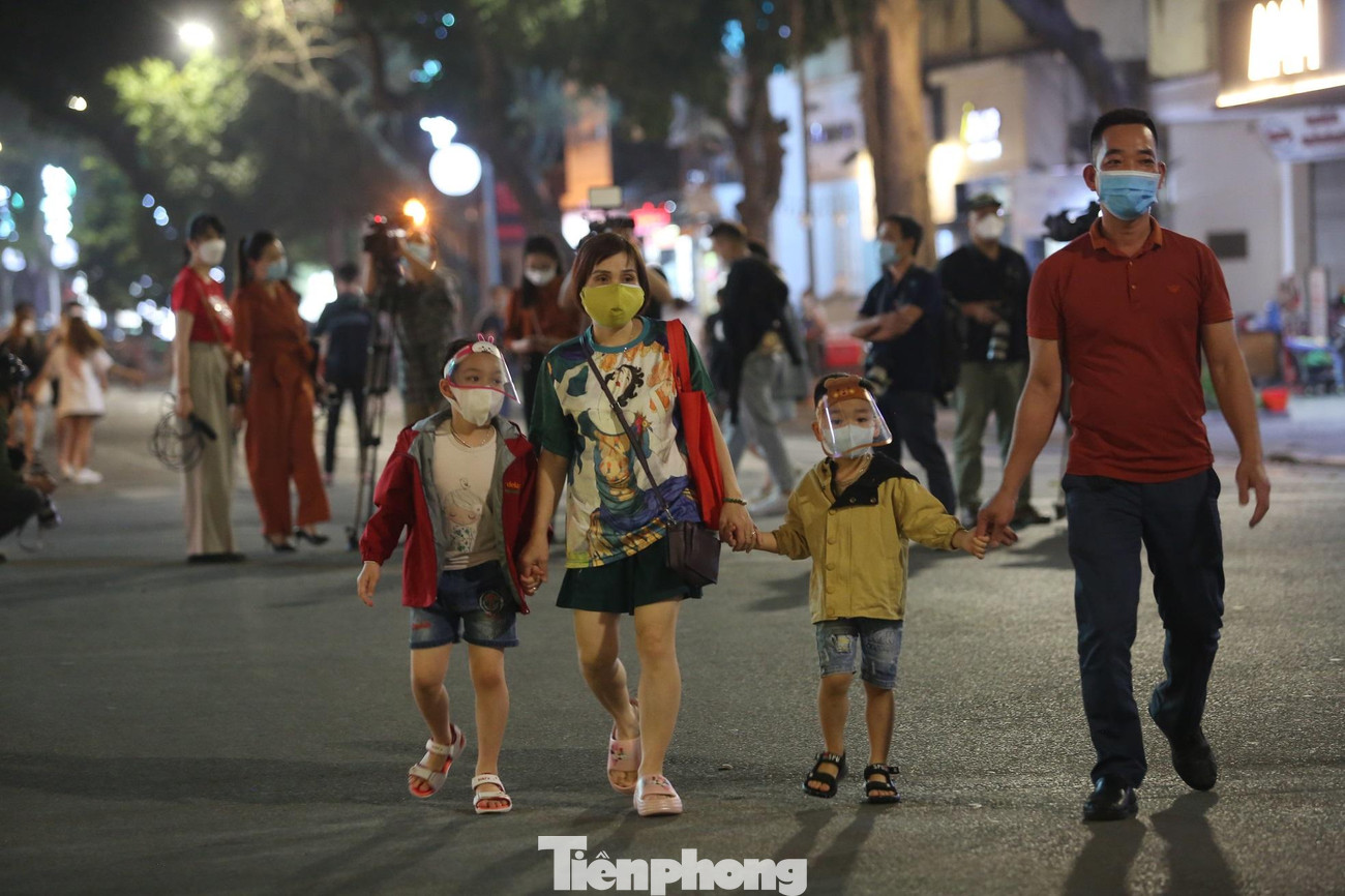 "Đã lâu không có cảm giác dạo chơi trên phố đi bộ", chị Hương (35 tuổi, Đống Đa, Hà Nội) chia sẻ khi cùng gia đình đến không gian phố đi bộ trong ngày đầu mở cửa trở lại. "Đã lâu không có cảm giác dạo chơi trên phố đi bộ", chị Hương (35 tuổi, Đống Đa, Hà Nội) chia sẻ khi cùng gia đình đến không gian phố đi bộ trong ngày đầu mở cửa trở lại.