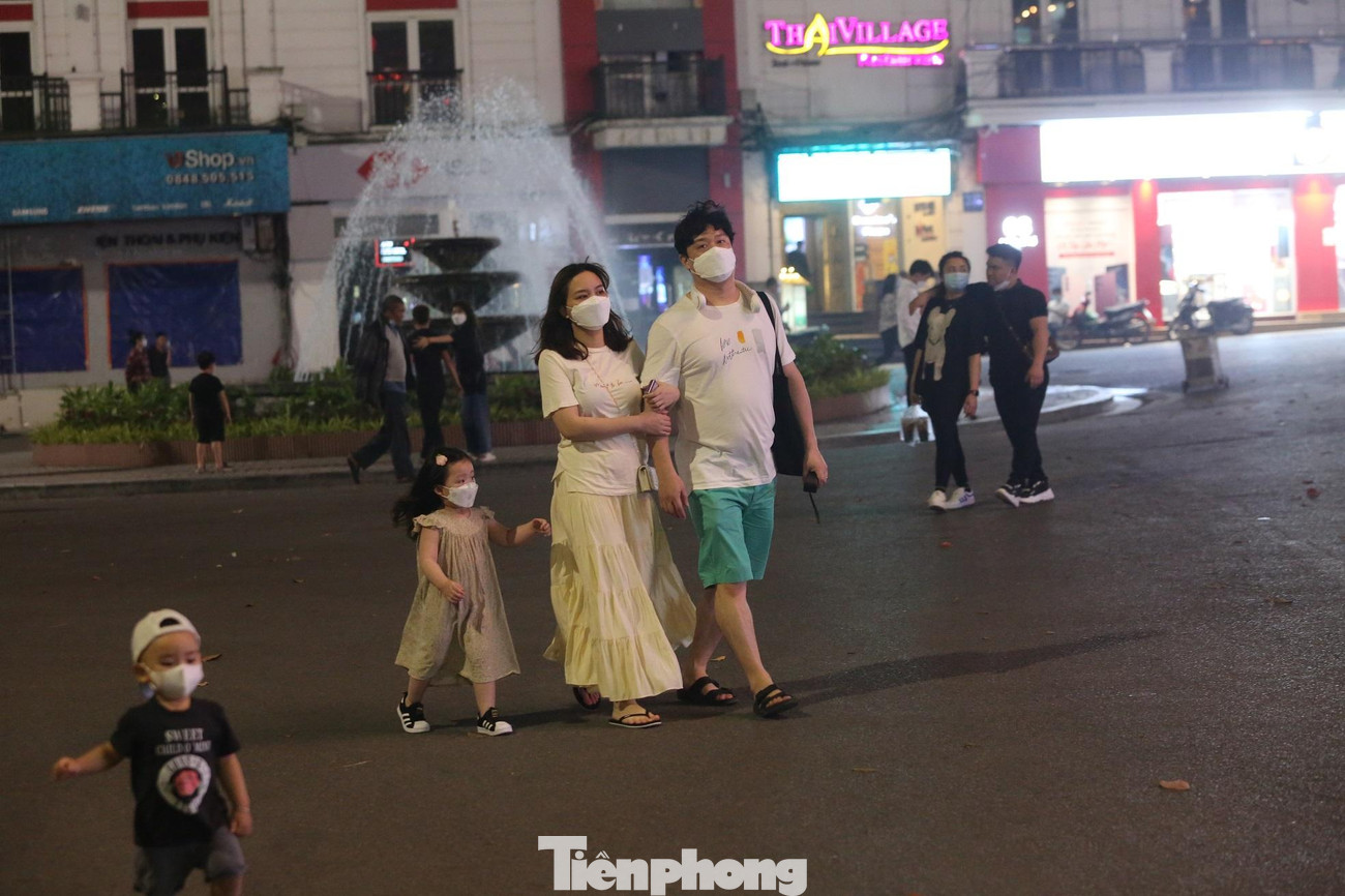 Người dân tham gia phố đi bộ bắt buộc phải đeo khẩu trang và giữ khoảng cách theo quy định Người dân tham gia phố đi bộ bắt buộc phải đeo khẩu trang và giữ khoảng cách theo quy định