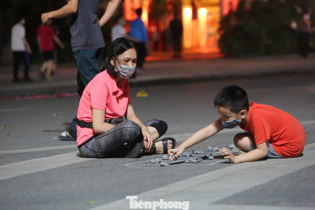 Nhiều trò chơi dân gian được tái hiện tại phố đi bộ. Nhiều trò chơi dân gian được tái hiện tại phố đi bộ.