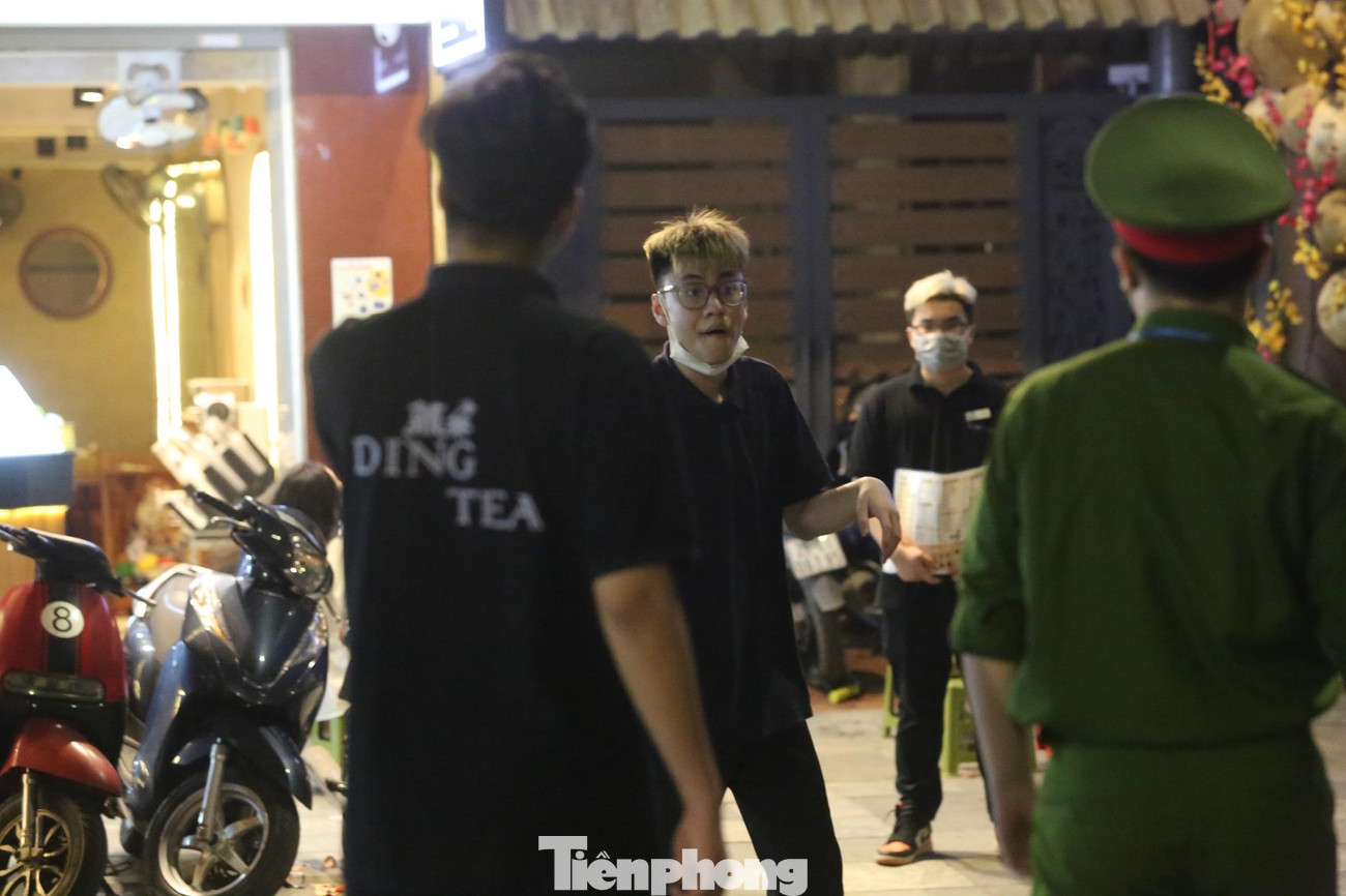 Những người không đeo khẩu trang, hoặc kéo khẩu trang xuống cằm đều bị nhắc nhở. Những người không đeo khẩu trang, hoặc kéo khẩu trang xuống cằm đều bị nhắc nhở.