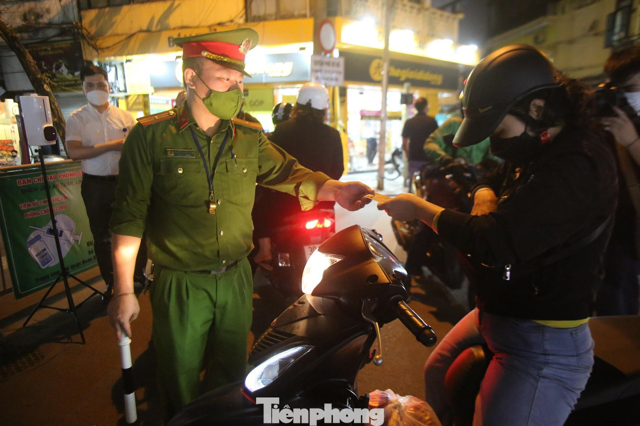 Những người cư trú trong không gian phố đi bộ phải xuất trình giấy tờ khi đưa phương tiện vào. Những người cư trú trong không gian phố đi bộ phải xuất trình giấy tờ khi đưa phương tiện vào.