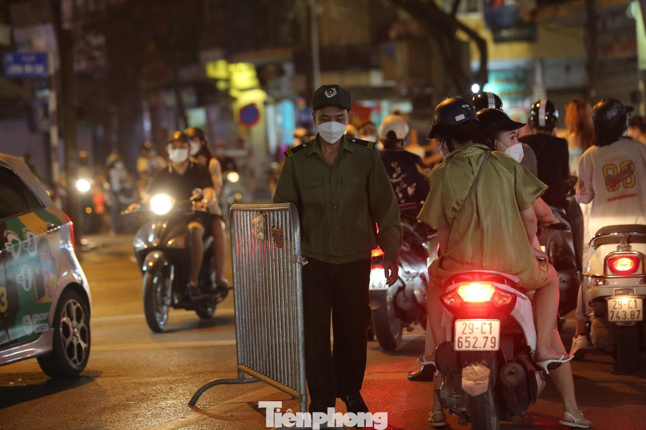 Vào 19h00 hôm nay 18/3, không gian đi bộ khu vực hồ Hoàn Kiếm và các không gian đi bộ trong khu Phố cổ Hà Nội đã hoạt động trở lại sau thời gian dài tạm dừng do dịch COVID-19. Vào 19h00 hôm nay 18/3, không gian đi bộ khu vực hồ Hoàn Kiếm và các không gian đi bộ trong khu Phố cổ Hà Nội đã hoạt động trở lại sau thời gian dài tạm dừng do dịch COVID-19.