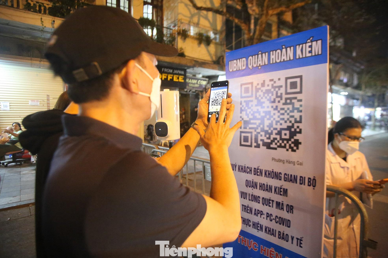 Du khách khi tham gia vào không gian đi bộ phải thực hiện đo thân nhiệt, khai báo y tế, sát khuẩn tay, đeo khẩu trang và giữ khoảng cách theo quy định. Du khách khi tham gia vào không gian đi bộ phải thực hiện đo thân nhiệt, khai báo y tế, sát khuẩn tay, đeo khẩu trang và giữ khoảng cách theo quy định.