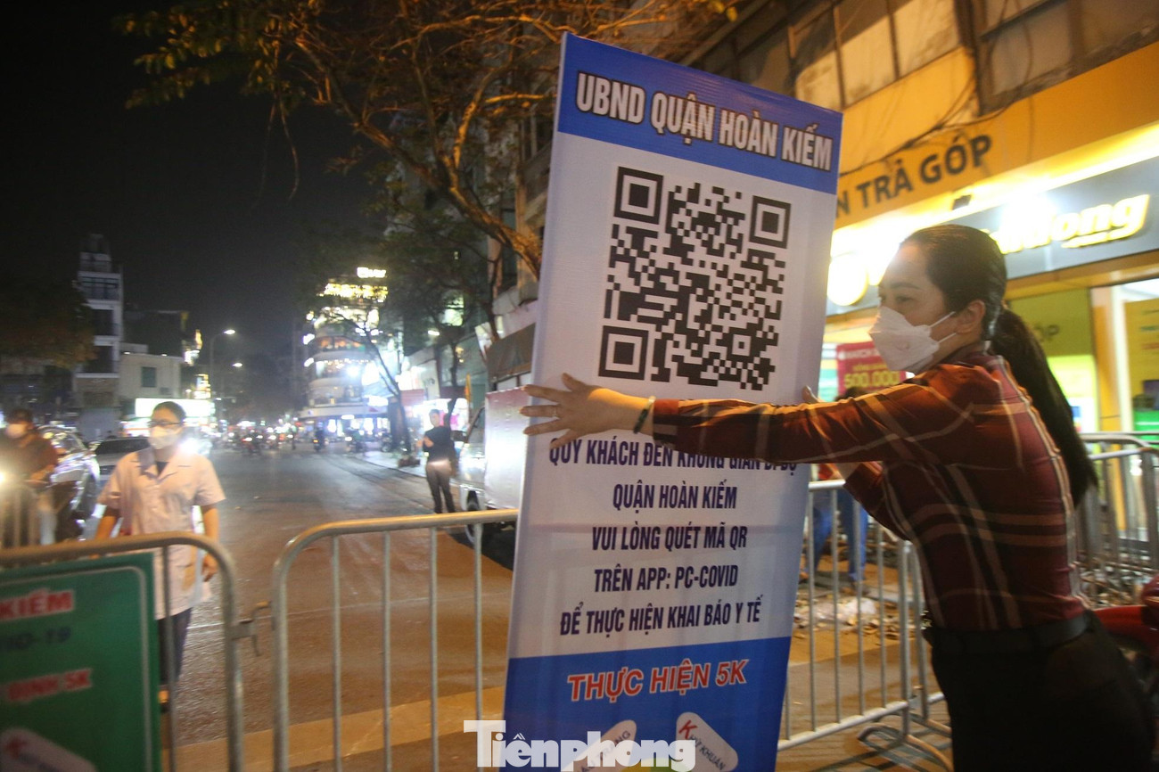 Tại các chốt trực lối vào không gian đi bộ đều bố trí khu vực quét mã QR code Tại các chốt trực lối vào không gian đi bộ đều bố trí khu vực quét mã QR code