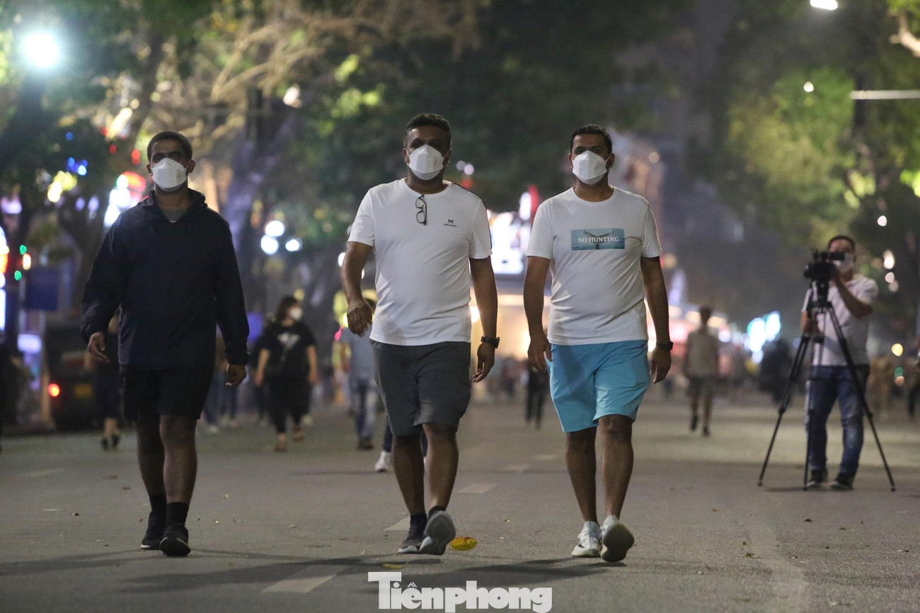 Xuất hiện những vị khách nước ngoài tham gia phố đi bộ. Xuất hiện những vị khách nước ngoài tham gia phố đi bộ.