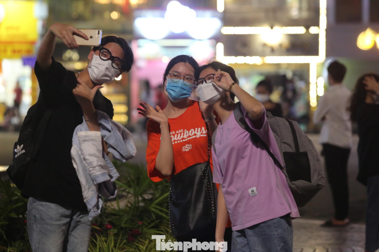 Nhiều người dân phấn khởi khi được trở lại phố đi bộ sau thời gian dài đóng cửa phòng chống dịch COVID-19 Nhiều người dân phấn khởi khi được trở lại phố đi bộ sau thời gian dài đóng cửa phòng chống dịch COVID-19