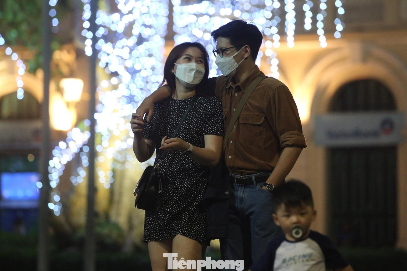 Phố đi bộ Hồ Gươm là tụ điểm công cộng có số lượng đông nhất ở Hà Nội vào những ngày cuối tuần trước khi dịch diễn ra. Phố đi bộ Hồ Gươm là tụ điểm công cộng có số lượng đông nhất ở Hà Nội vào những ngày cuối tuần trước khi dịch diễn ra.