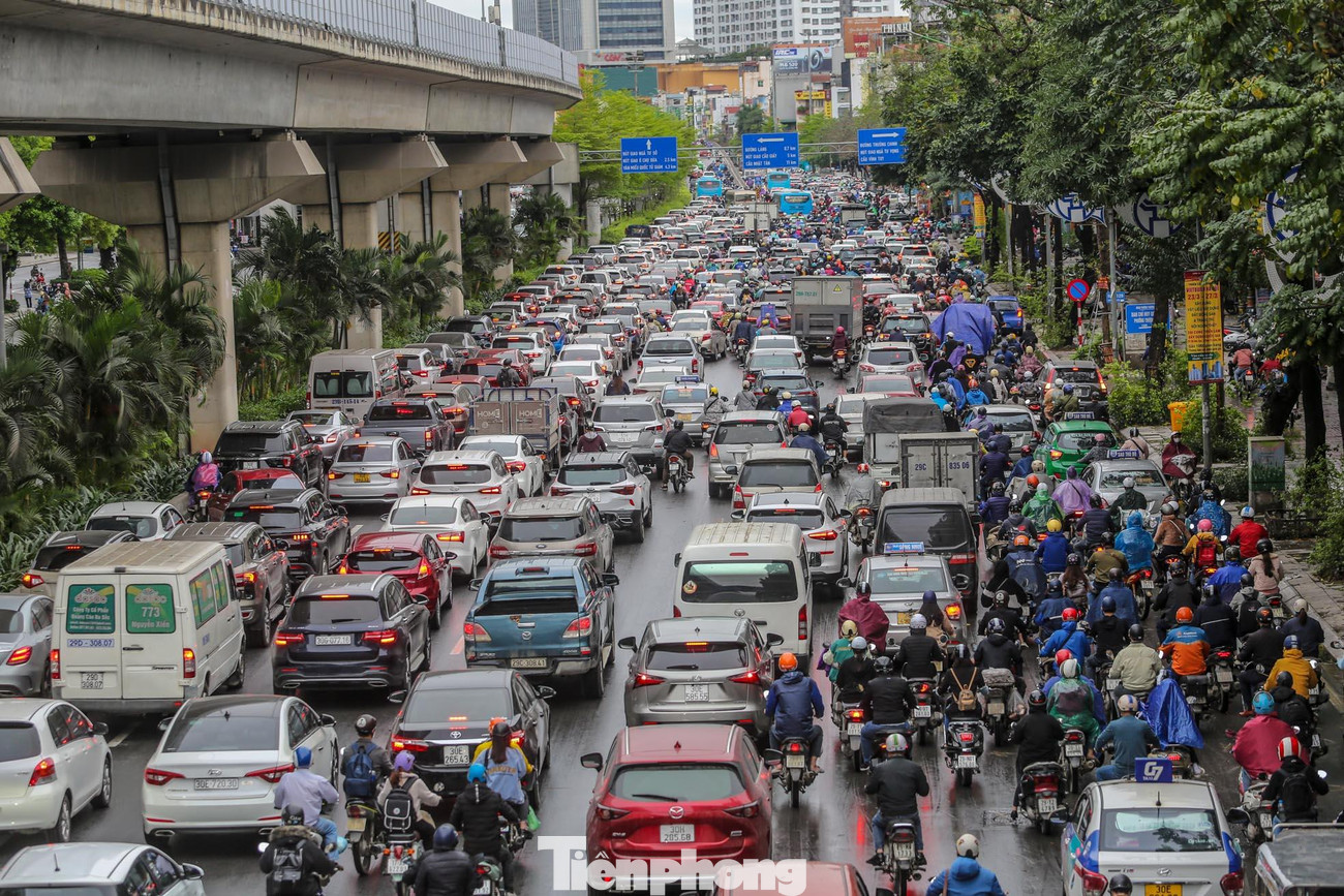 Ghi nhận của PV tại khu vực Hà Nội, mưa triền miên không ngớt từ đêm qua đến cả sáng nay (23/3) khiến việc di chuyển, sinh hoạt trong sáng nay trở nên khó khăn, đặc biệt trong giờ cao điểm.