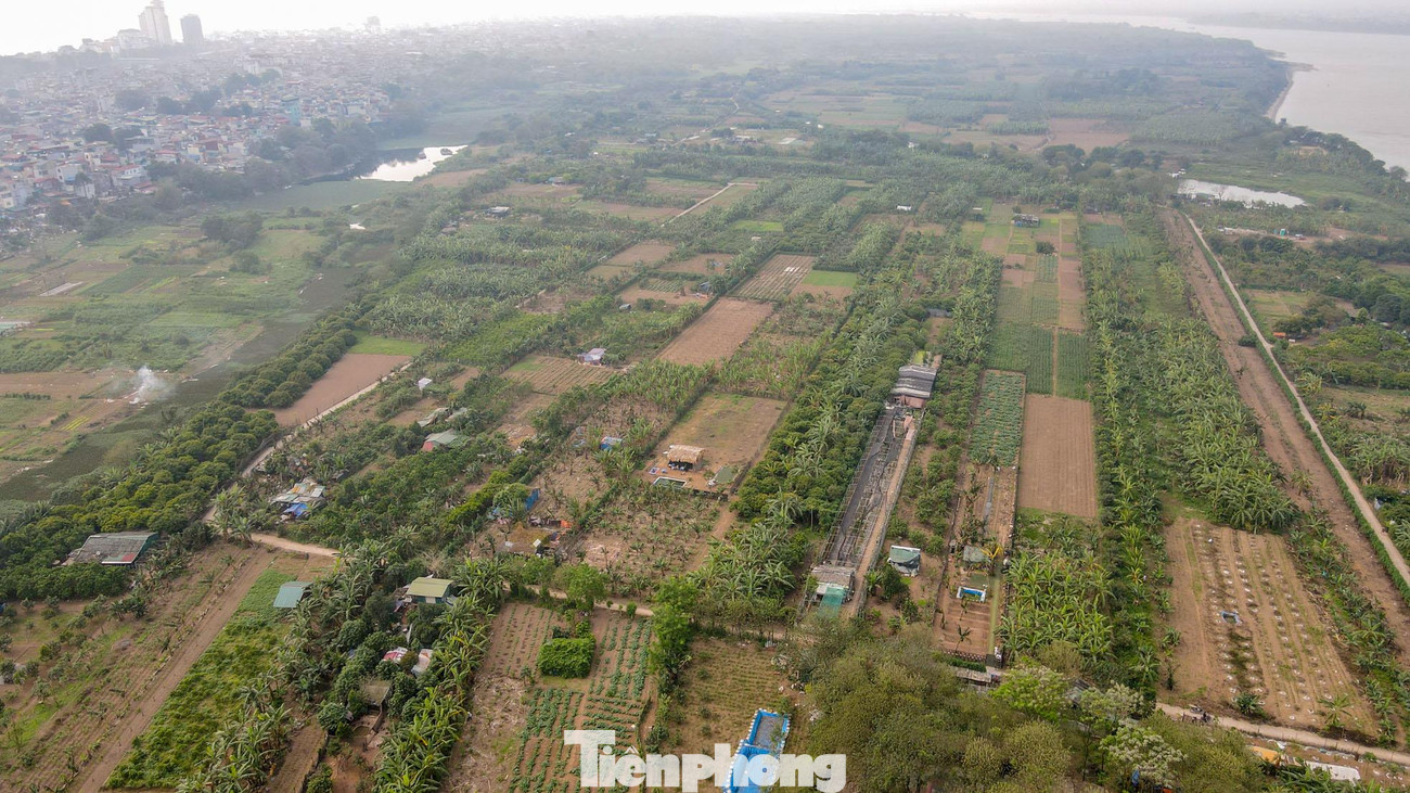 Quận Hoàn Kiếm sẽ khai thác hiệu quả quỹ đất và lợi thế tiềm năng, vẻ đẹp tự nhiên của sông Hồng; đầu tư cải tạo khu vực bãi giữa, bãi bồi ven sông thành công viên văn hóa du lịch, định hướng lấy sông Hồng là trục cảnh quan tạo ra không gian mở, xanh, có hạ tầng đô thị văn minh, hiện đại, làm điểm đến vui chơi, tham quan du lịch hấp dẫn du khách trong và ngoài nước.