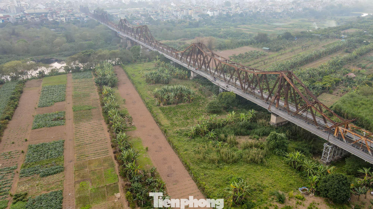 Mới đây, Thường trực Quận ủy Hoàn Kiếm có buổi làm việc với Thường trực Quận ủy Long Biên về công tác quản lý, sử dụng và phát triển khu vực bãi giữa sông Hồng thuộc địa bàn hai quận. Tại buổi làm việc, các bên đã nghe đại diện 2 quận báo cáo về công tác quản lý, sử dụng và phương án phát triển bãi giữa sông Hồng trên địa bàn; tập trung thảo luận những vấn đề cụ thể, từ đó lập đề án nghiên cứu và phát triển bãi giữa, bãi bồi ven sông Hồng thành công viên văn hóa và du lịch.