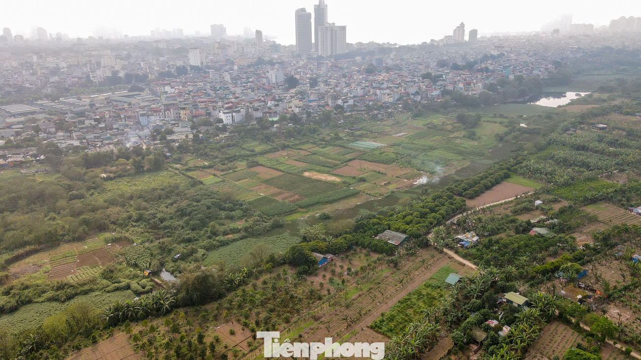 Cùng với đó, quận Hoàn Kiếm sẽ tôn tạo các không gian xanh, cảnh quan, mặt nước; giải quyết vấn đề lấn chiếm đất bãi giữa, bãi bồi ven sông Hồng, vi phạm trật tự xây dựng; cải thiện vệ sinh môi trường.