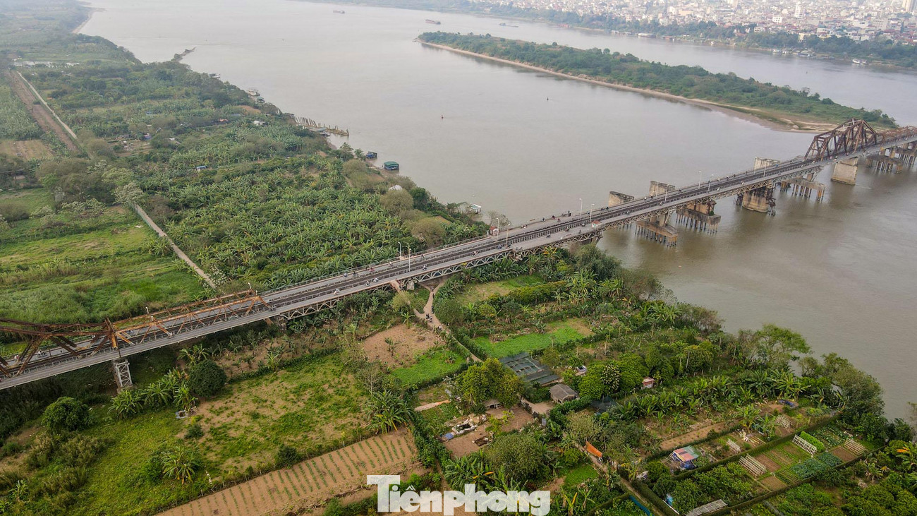 Khu vực bãi bồi ven sông sẽ tổ chức các khu chức năng không gian công viên cây xanh (cơ bản giữ lại các cây lớn hiện có), khu chức năng trồng cây ngắn ngày, cây cảnh, cây hoa theo mùa, kết hợp phục vụ khách du lịch.