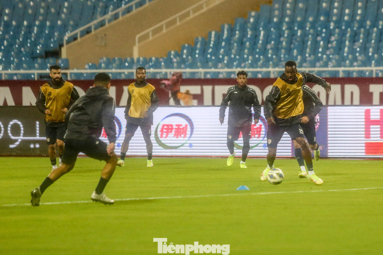 Đội tuyển Oman bước vào tập đá đối kháng nửa sân.