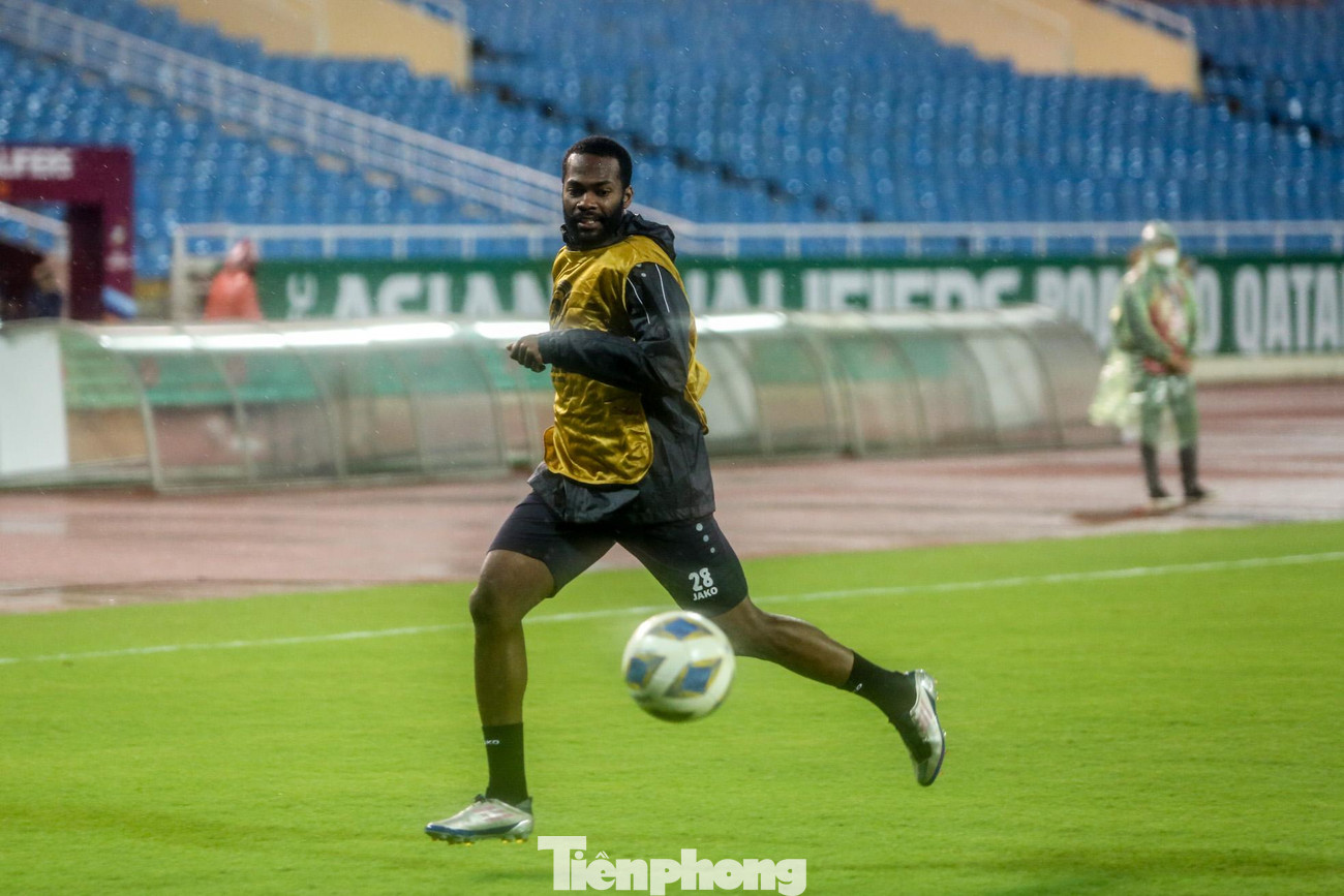 Trong 15 phút đầu chủ yếu các cầu thủ tập chuyền bóng ít chạm.