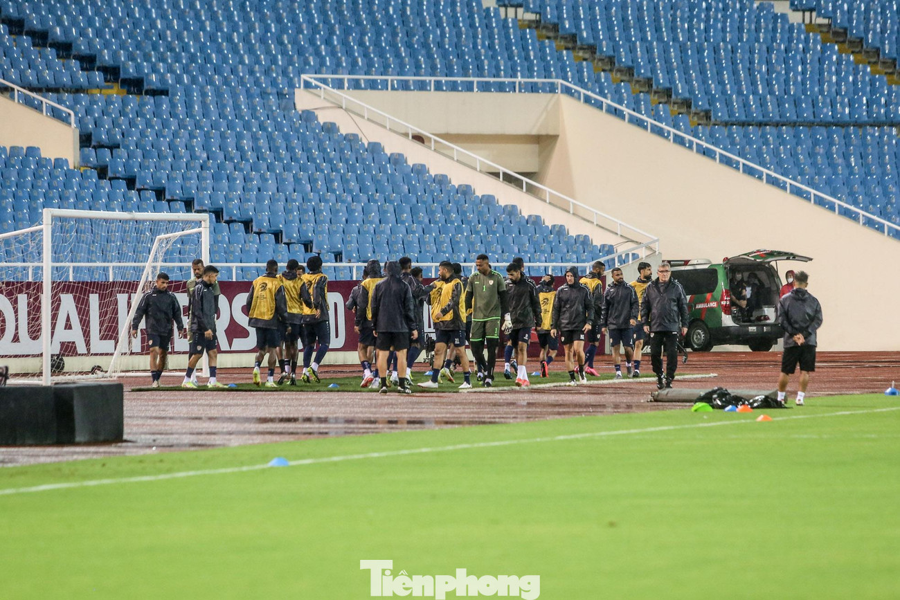 Các cầu thủ Oman được khởi động tại thảm cỏ nhân tạo trước khi bước vào tập chính.