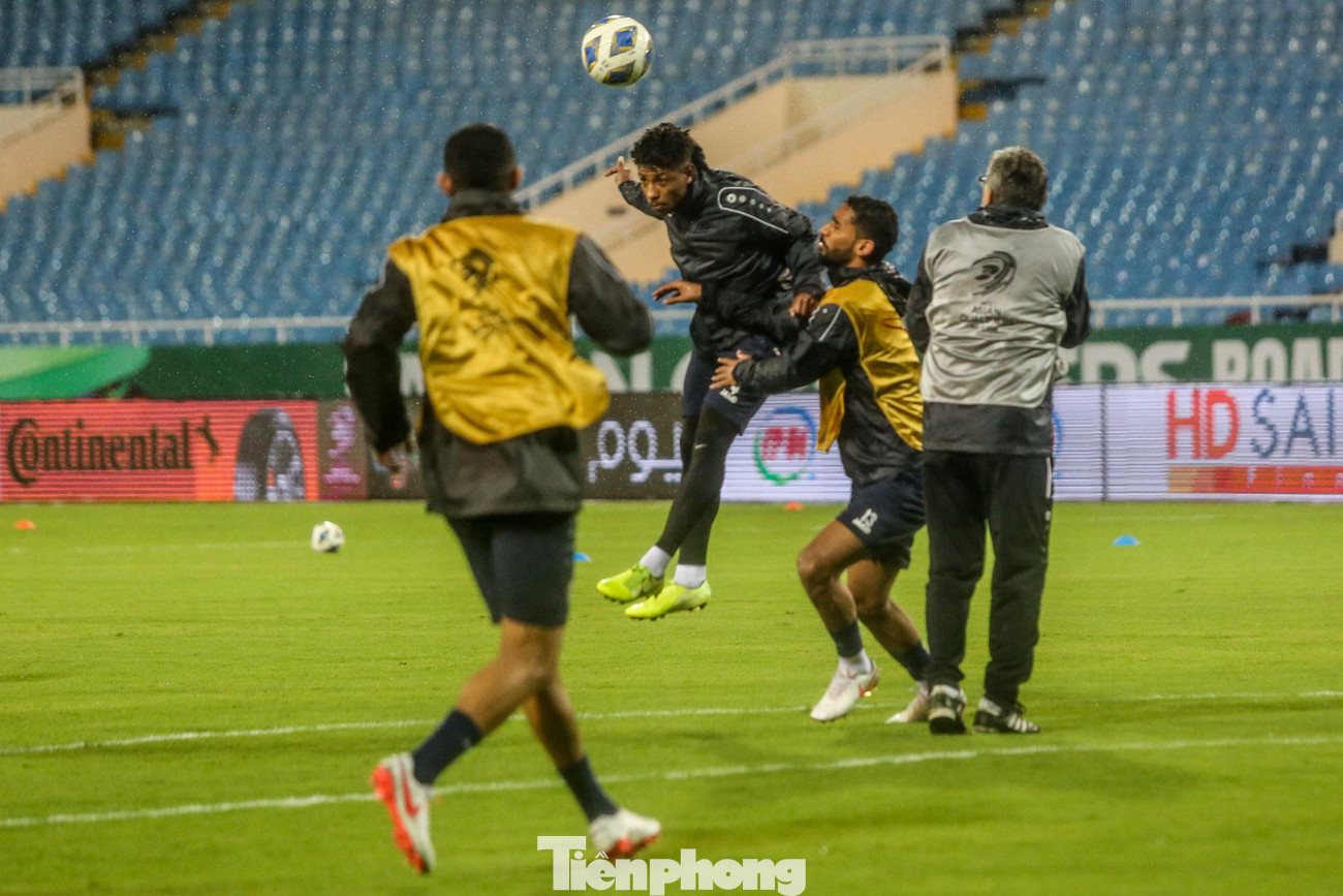 Các cầu thủ Oman trên sân Mỹ Đình.