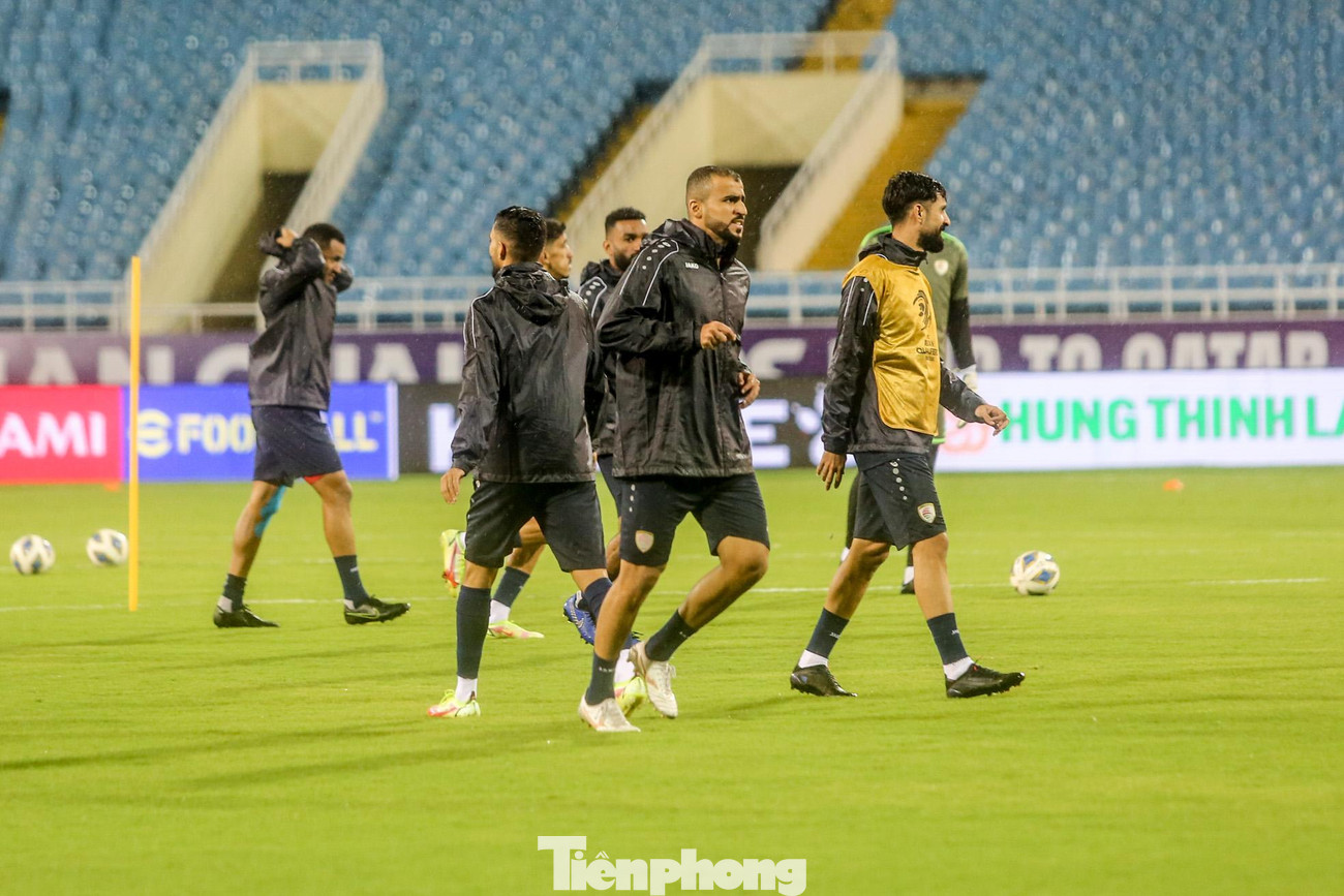 Sau khởi động, các cầu thủ Oman nhanh chóng vào những bài tập chuyên môn.