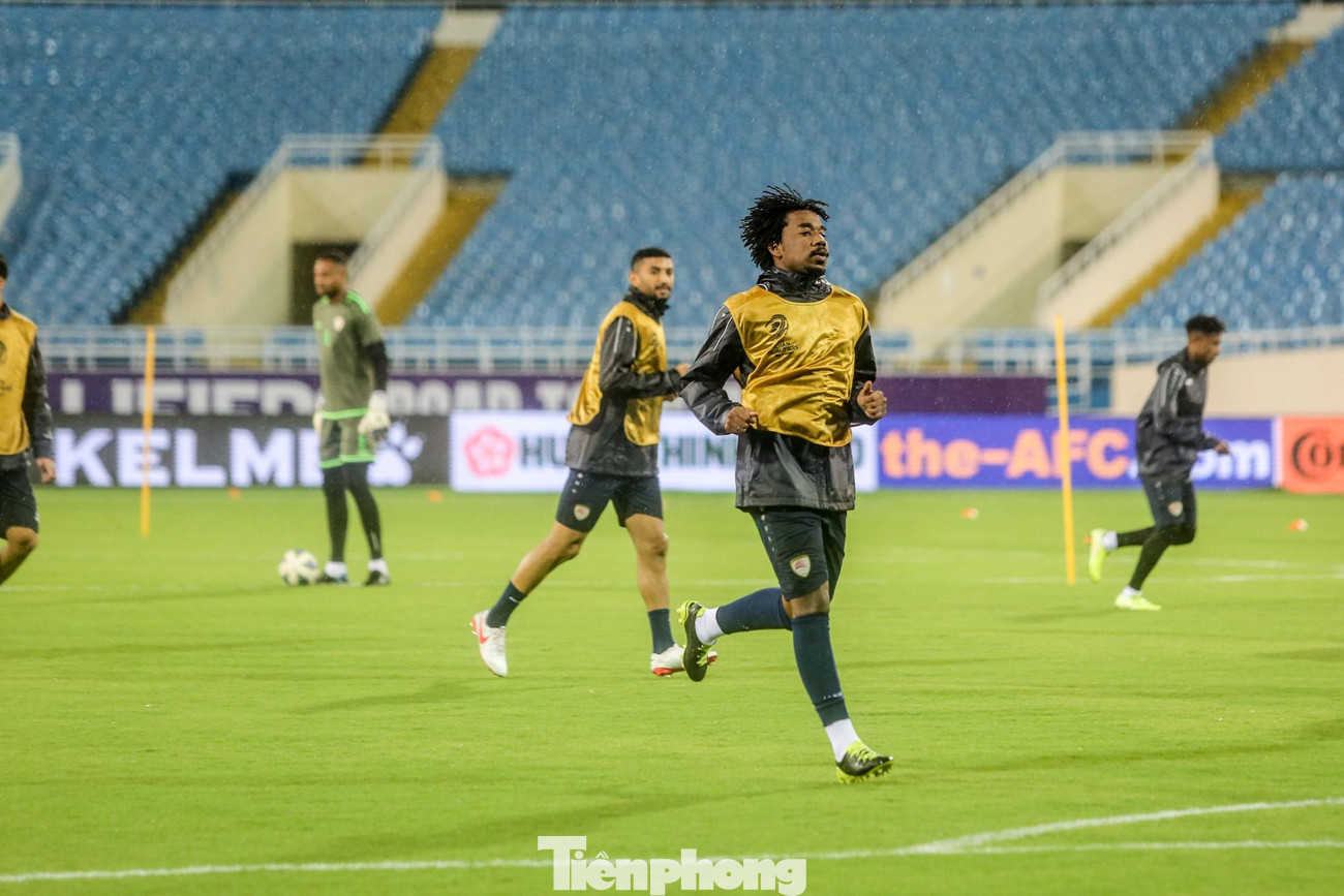 Buổi tập bị ảnh hưởng bởi cơn mưa nặng hạt và gió rét.