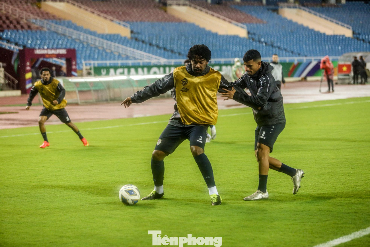 Trong thành phần đến Việt Nam, ông gọi sáu cầu thủ của CLB Seeb và đều là những cầu thủ trước đây chưa góp mặt ở đội tuyển.