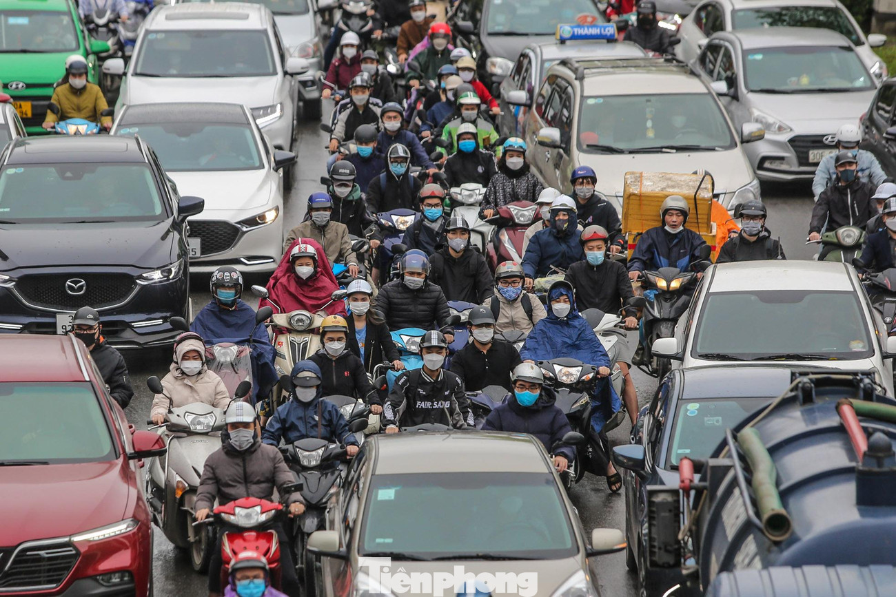 Các phương tiện chỉ có thể di chuyển bằng cách nhích từng bước một.