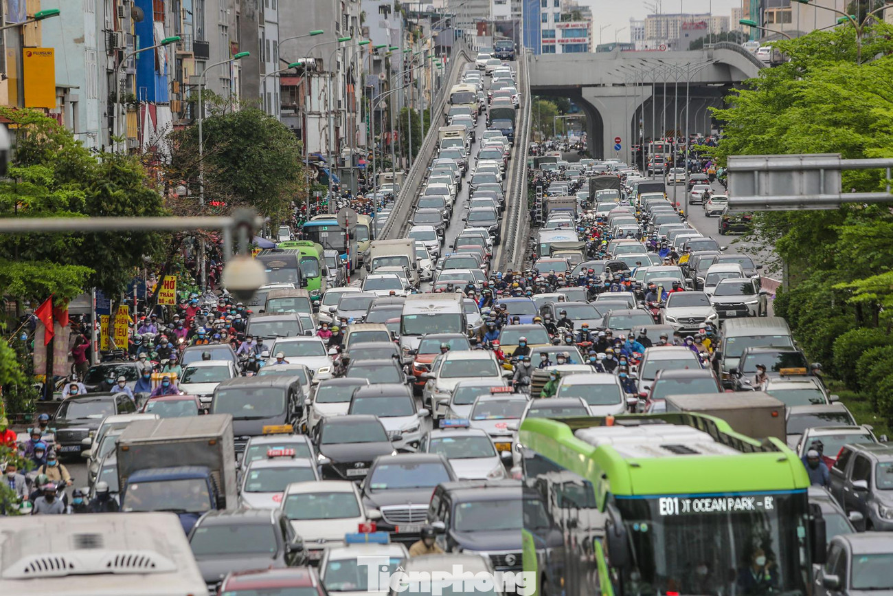 Lượng phương tiện khủng "lấp đầy" đường.