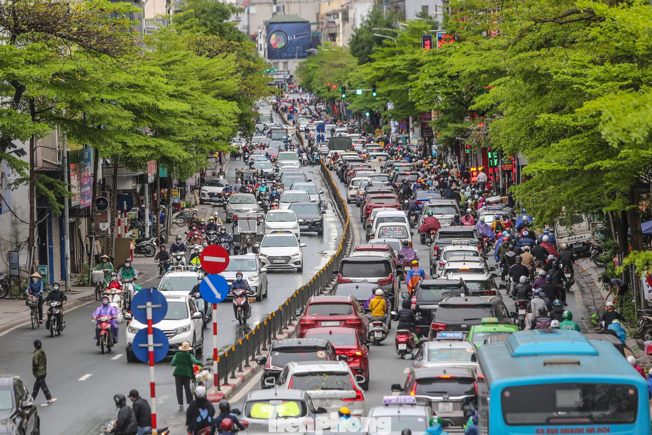 Phố Tây Sơn chiều hướng về nội thành ùn tắc nhiều giờ sau mưa lớn.