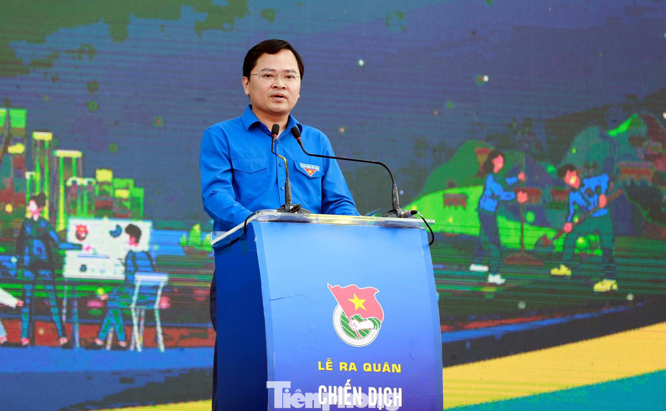 Anh Nguyễn Anh Tuấn phát biểu tại lễ ra quân Chiến dịch Thanh niên tình nguyện Hè năm 2022. Ảnh: Như Ý Anh Nguyễn Anh Tuấn phát biểu tại lễ ra quân Chiến dịch Thanh niên tình nguyện Hè năm 2022. Ảnh: Như Ý