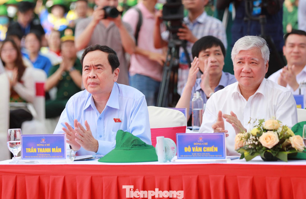 Ông Trần Thanh Mẫn và ông Đỗ Văn Chiến tham dự Lễ ra quân Chiến dịch Thanh niên tình nguyện Hè năm 2022. Ảnh: Như Ý Ông Trần Thanh Mẫn và ông Đỗ Văn Chiến tham dự Lễ ra quân Chiến dịch Thanh niên tình nguyện Hè năm 2022. Ảnh: Như Ý