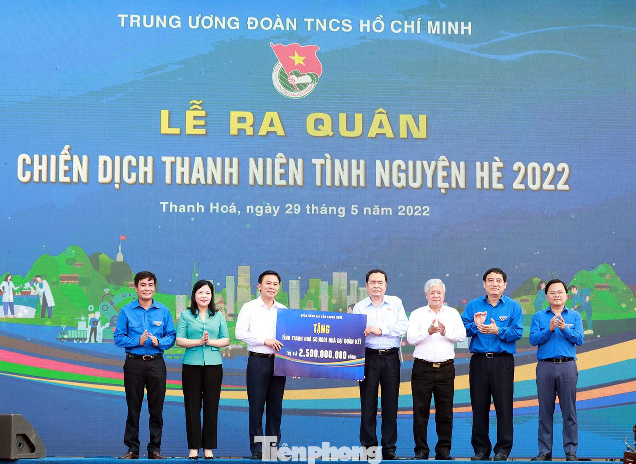 Đoàn công tác T.Ư tặng tỉnh Thanh Hóa 50 ngôi nhà Đại đoàn kết. Ảnh: Như Ý Đoàn công tác T.Ư tặng tỉnh Thanh Hóa 50 ngôi nhà Đại đoàn kết. Ảnh: Như Ý