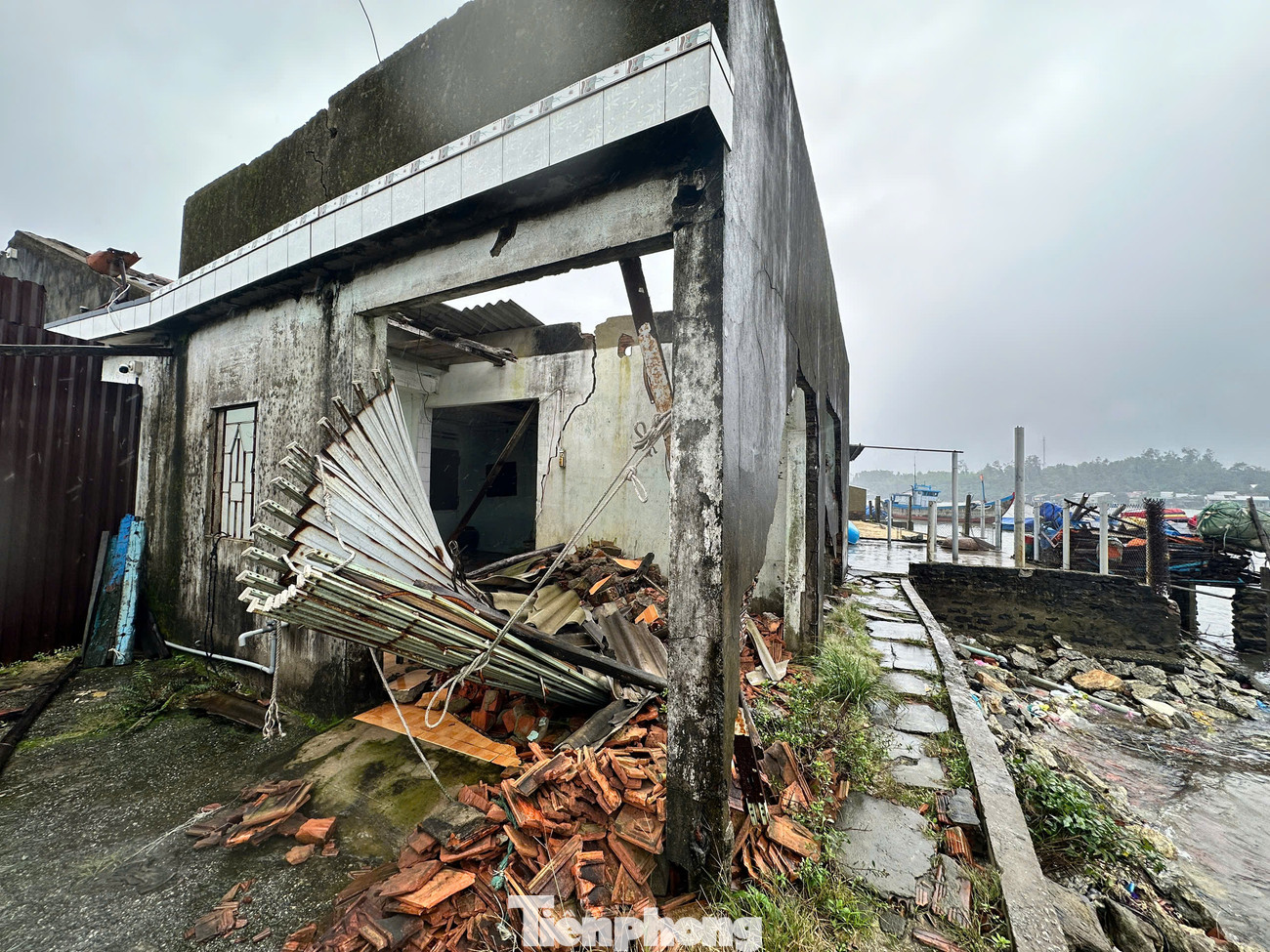 Nhiều hộ dân bị sạt lở bờ biển gây nứt, lún, sập nhà đã phải bỏ nhà đi nơi khác sinh sống. Nhiều hộ dân bị sạt lở bờ biển gây nứt, lún, sập nhà đã phải bỏ nhà đi nơi khác sinh sống.