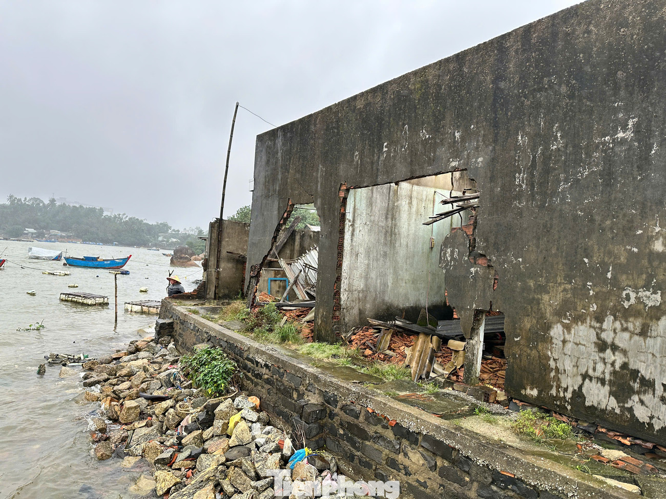 Nhiều hộ dân bị sạt lở bờ biển gây nứt, lún, sập nhà đã phải bỏ nhà đi nơi khác sinh sống. Nhiều hộ dân bị sạt lở bờ biển gây nứt, lún, sập nhà đã phải bỏ nhà đi nơi khác sinh sống.