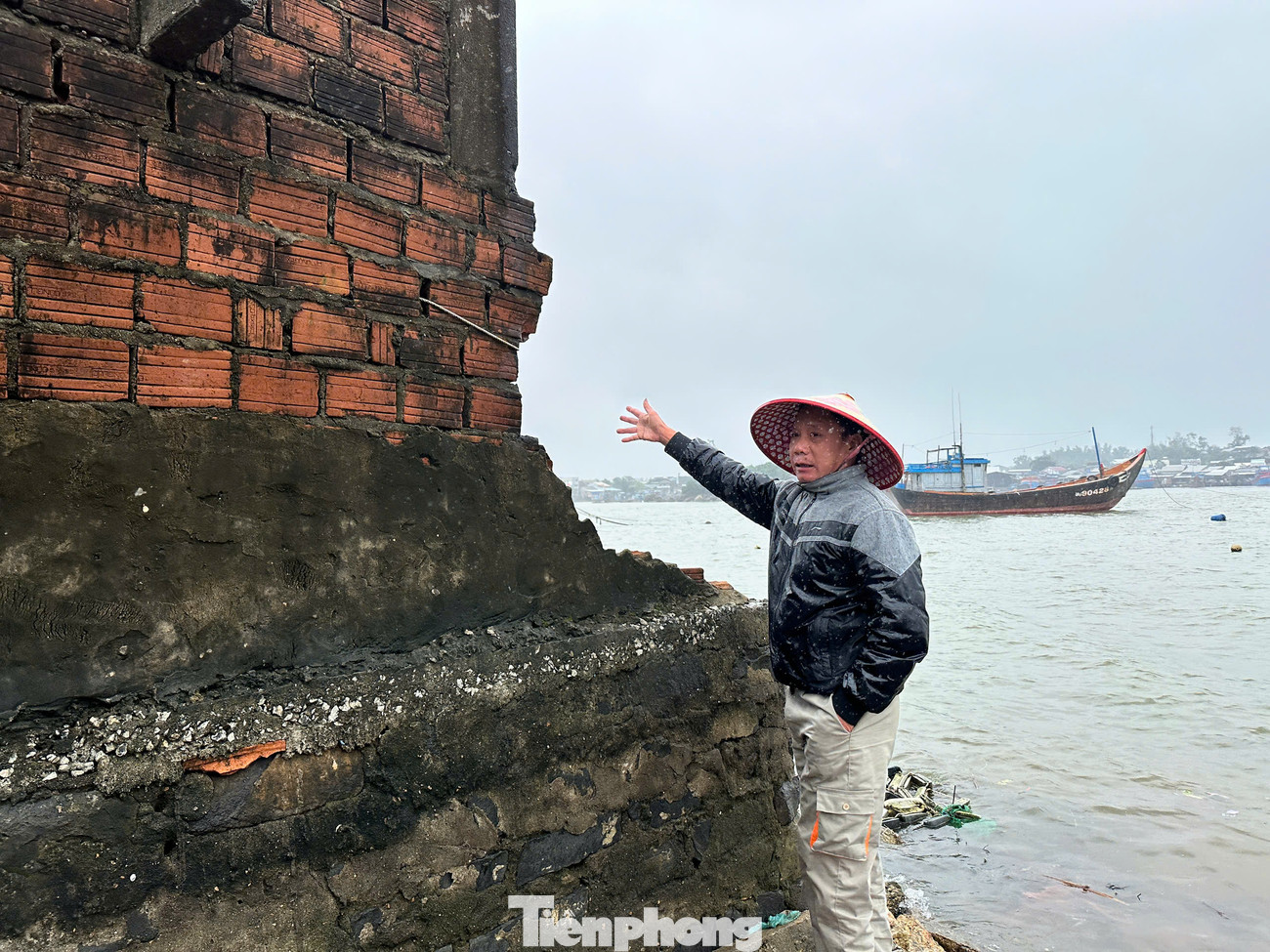 Tình hình sạt lở ngày càng diễn ra nghiêm trọng, khiến người dân sống trong cảnh bất an, lo lắng. Tình hình sạt lở ngày càng diễn ra nghiêm trọng, khiến người dân sống trong cảnh bất an, lo lắng.