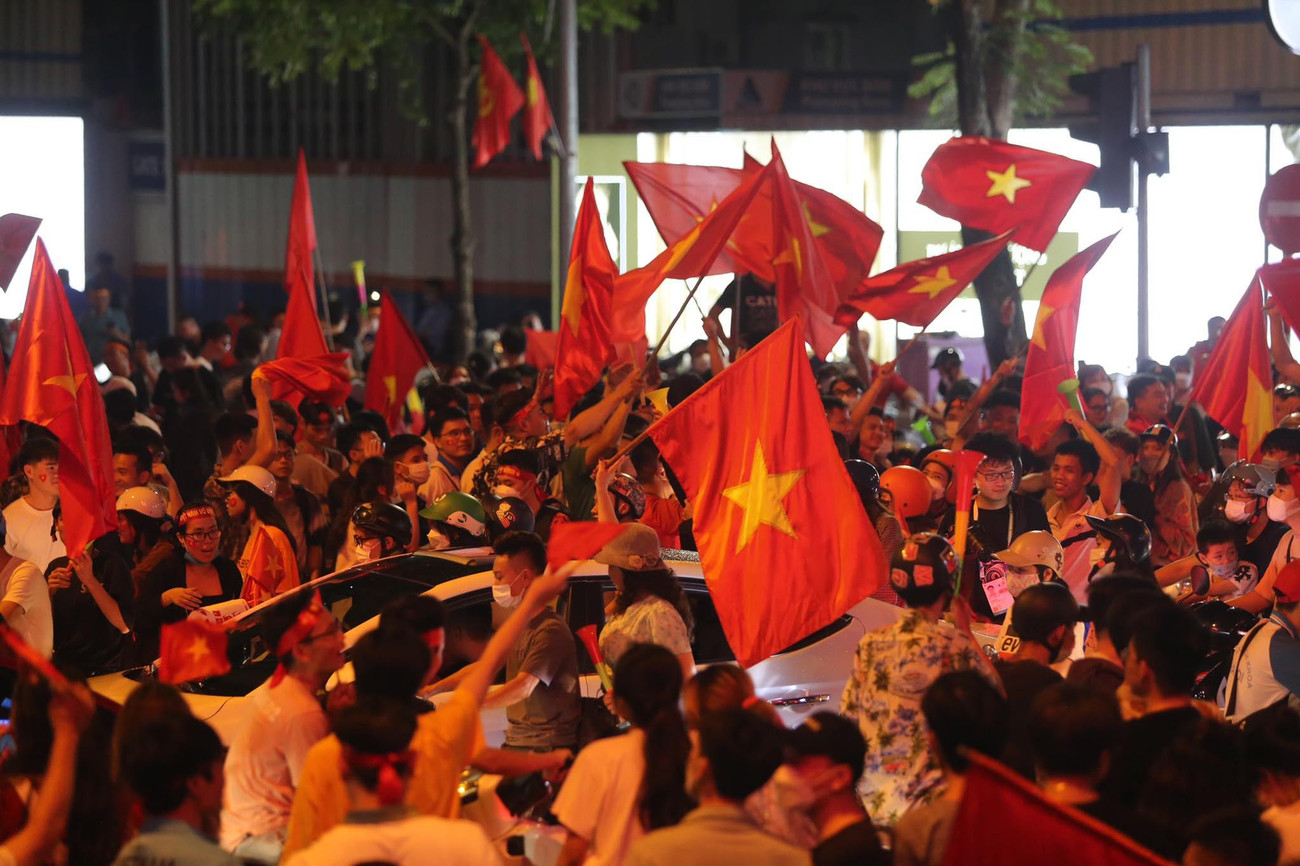 Phố phường Hà Nội rợp bóng cờ và tràn ngập niềm vui trong đêm U23 Việt Nam vô địch