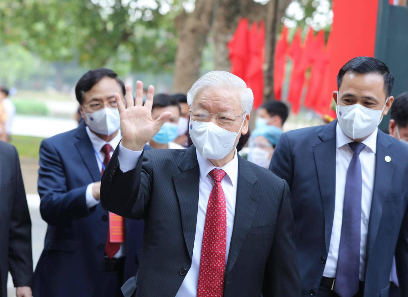 Tổng Bí thư Nguyễn Phú Trọng cùng 1.163 cử tri bỏ phiếu bầu đại biểu Quốc hội khoá XV và đại biểu HĐND các cấp nhiệm kỳ 2021-2026 tại khu vực bỏ phiếu số 4 (58 Nguyễn Du, Hai Bà Trưng, Hà Nội) thuộc đơn vị bầu cử số 1 TP Hà Nội. Ảnh: Như Ý