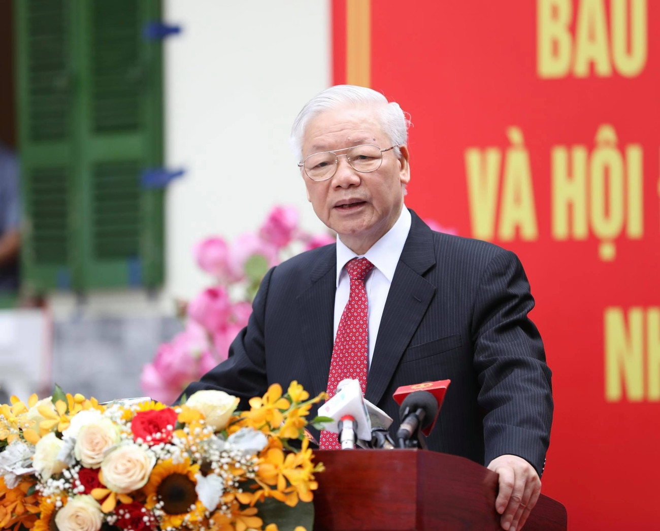 Chia sẻ cảm xúc với báo chí sau khi thực hiện quyền bầu cử, Tổng Bí thư Nguyễn Phú Trọng bày tỏ vui mừng, phấn khởi và xúc động được cùng nhân dân thủ đô và nhân dân cả nước thực hiện quyền công dân tham gia bầu cử đại biểu Quốc hội và HĐND các cấp. Ảnh: Như Ý