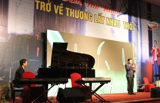 Phú Quang từng đệm đàn cho Hồng Thanh Quang đọc thơ Hồng Thanh Quang: 'Người đàn ông mùa thu' lãng mạn, đa tình ảnh 2