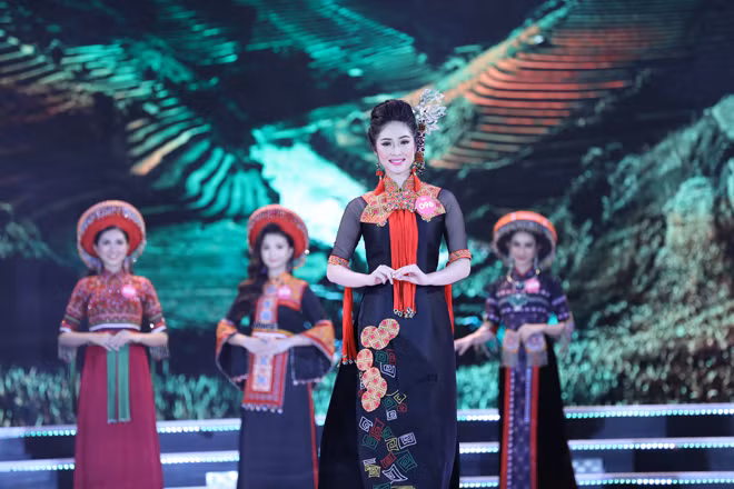 Chung kết Hoa hậu Việt Nam 2018: Ấn tượng đêm 'ánh sáng' ảnh 3