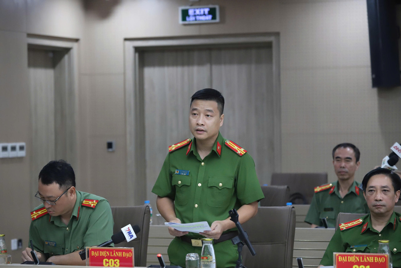 Thượng tá Vũ Thanh Tùng trả lời tại cuộc họp báo.