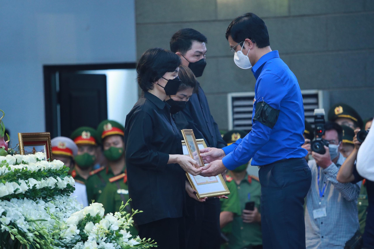 Người thân 3 liệt sĩ nghẹn ngào khi người con, người chồng, người cha, người anh của mình không thể trực tiếp nhận Huân chương Chiến công hạng Nhất, Bằng "Tổ quốc ghi công", Bằng khen của Ủy ban Quốc gia ứng phó sự cố thiên tai và tìm kiếm cứu nạn, Huy hiệu "Tuổi trẻ dũng cảm".