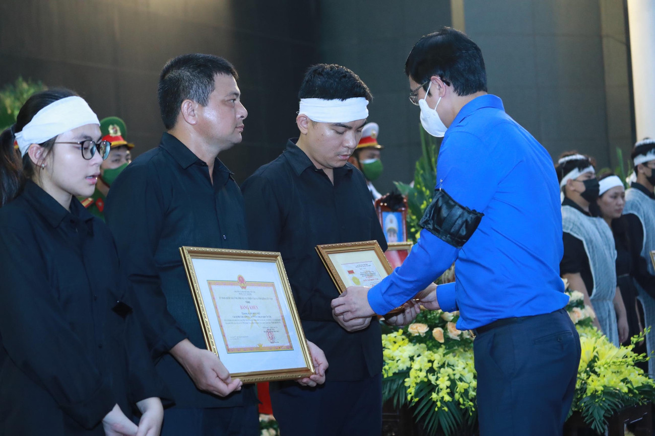 Đồng chí Bùi Quang Huy - Ủy viên dự khuyết T.Ư Đảng, Bí thư thường trực T.Ư Đoàn tặng Huy hiệu "Tuổi trẻ dũng cảm" của Trung ương Đoàn TNCS Hồ Chí Minh cho Thượng úy Đỗ Đức Việt, Hạ sĩ Nguyễn Đình Phúc.