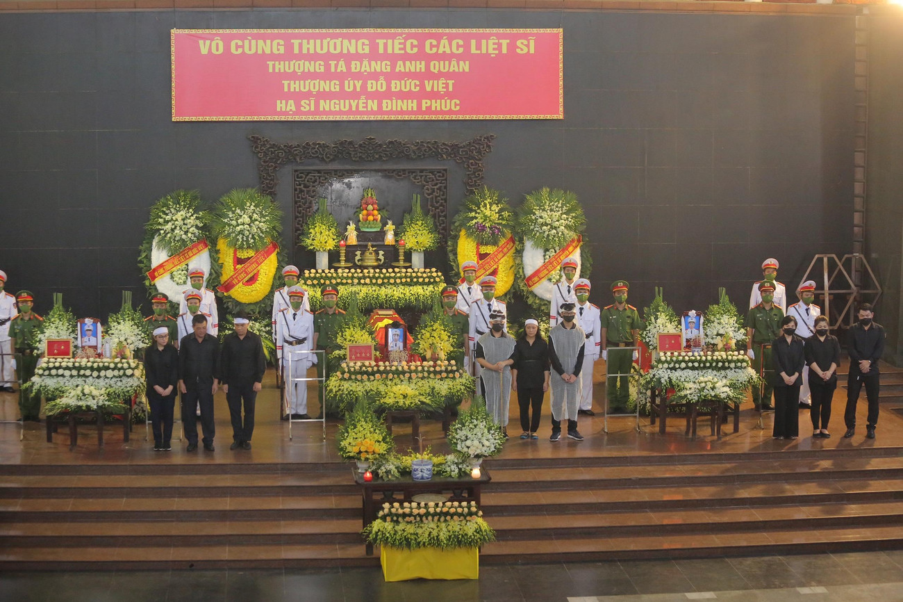 Đúng 13h hôm nay (5/8), tại Nhà tang lễ Quốc gia, số 5 Trần Thánh Tông, quận Hai Bà Trưng, Hà Nội, Đảng ủy - Ban Giám đốc Công an thành phố Hà Nội đã tổ chức trọng thể lễ tang 3 liệt sỹ: Thượng tá Đặng Anh Quân, Thượng uý Đỗ Đức Việt và Hạ sĩ Nguyễn Đình Phúc, theo nghi thức của lực lượng Công an nhân dân. Chủ tịch nước Nguyễn Xuân Phúc và Thủ tướng Chính phủ Phạm Minh Chính gửi vòng hoa viếng 3 liệt sĩ.