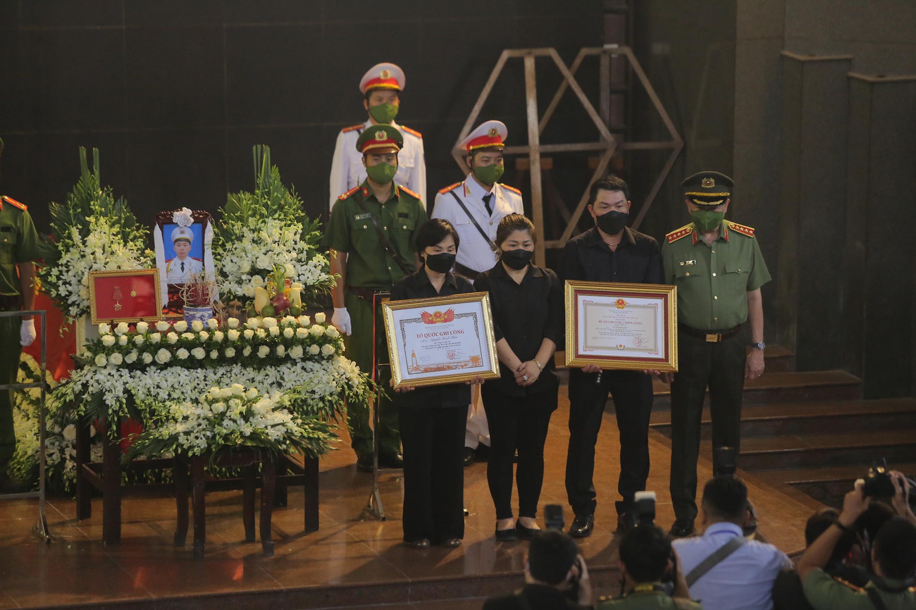 Đại tướng Tô Lâm, Ủy viên Bộ Chính trị, Bí thư Đảng ủy Công an Trung ương, Bộ trưởng Bộ Công an đã thừa ủy quyền của lãnh đạo Đảng, Nhà nước trao Huân chương Chiến công hạng Nhất vì đã lập chiến công đặc biệt xuất sắc trong chiến đấu và phục vụ chiến đấu, góp phần vào sự nghiệp xây dựng Chủ nghĩa xã hội và bảo vệ Tổ quốc cho đại diện 3 gia đình liệt sĩ; trao Bằng &quot;Tổ quốc ghi công&quot; tặng đại diện các gia đình.