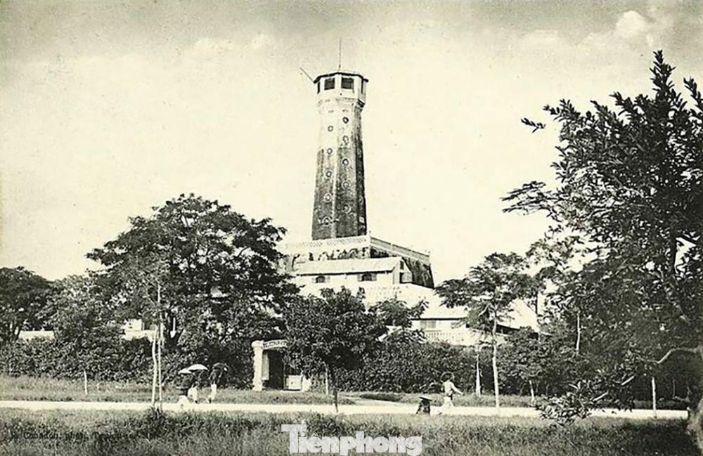 Cột cờ Hà Nội là một kết cấu dạng tháp được xây dựng dưới thời vua Gia Long trên phần đất phía Nam của Hoàng thành Thăng Long (bắt đầu xây dựng từ năm 1805 và hoàn thành vào năm 1812). Ảnh: Tonkin