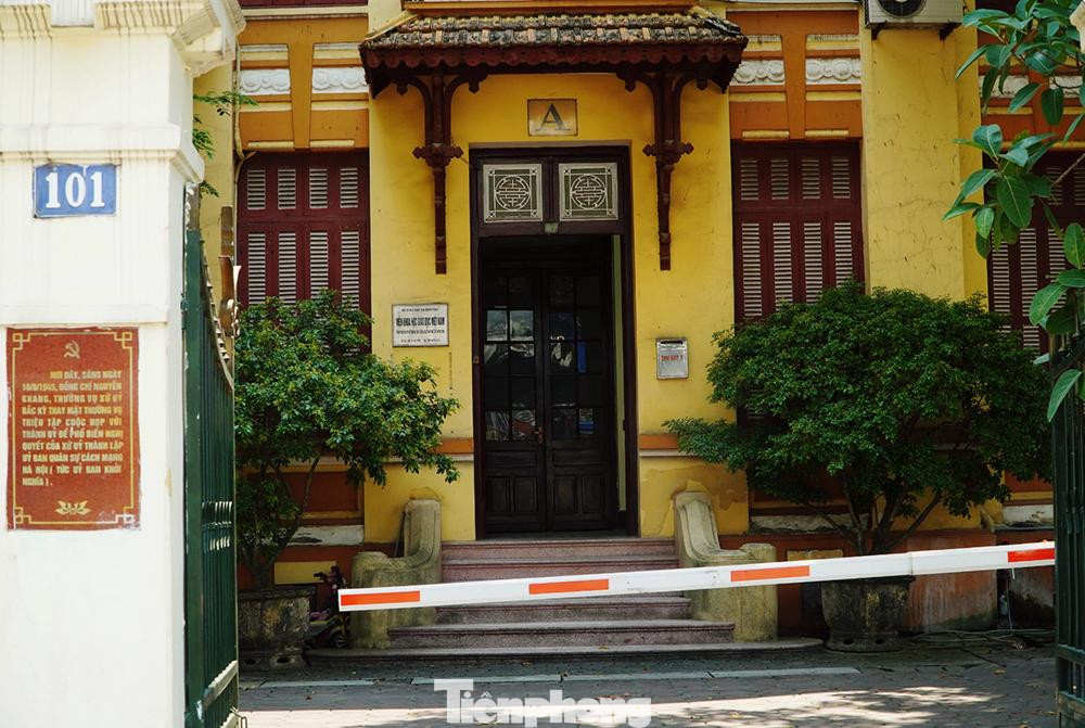 Ngôi nhà số 101 Trần Hưng Đạo là một điểm di tích quan trọng trong chuỗi những di tích cách mạng, kháng chiến ở Hà Nội. Tấm biển đá hình chữ nhật trước cửa tòa nhà 5 tầng vẫn ghi rõ nội dung “Ngày 18/8/1945, nơi đây là trụ sở Ủy ban quân sự cách mạng Hà Nội (Ủy ban khởi nghĩa)”