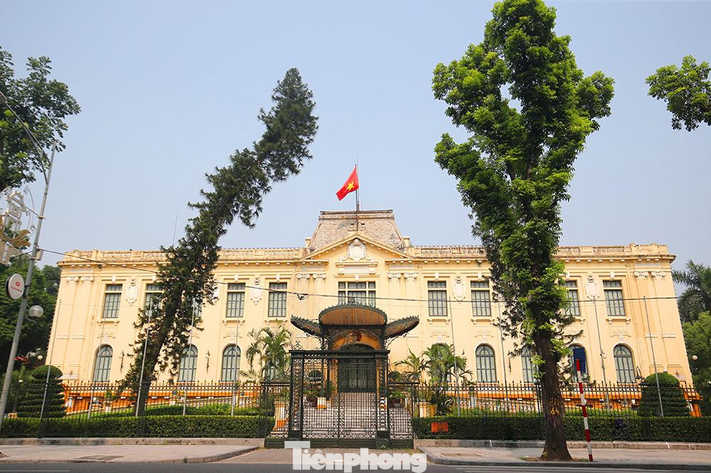 Nhà khách Chính phủ (tọa lạc tại số 12 Ngô Quyền, Hà Nội) ngày nay, phần mái che ở sảnh trước vẫn được giữ nguyên như cách đây hơn bảy thập kỷ.